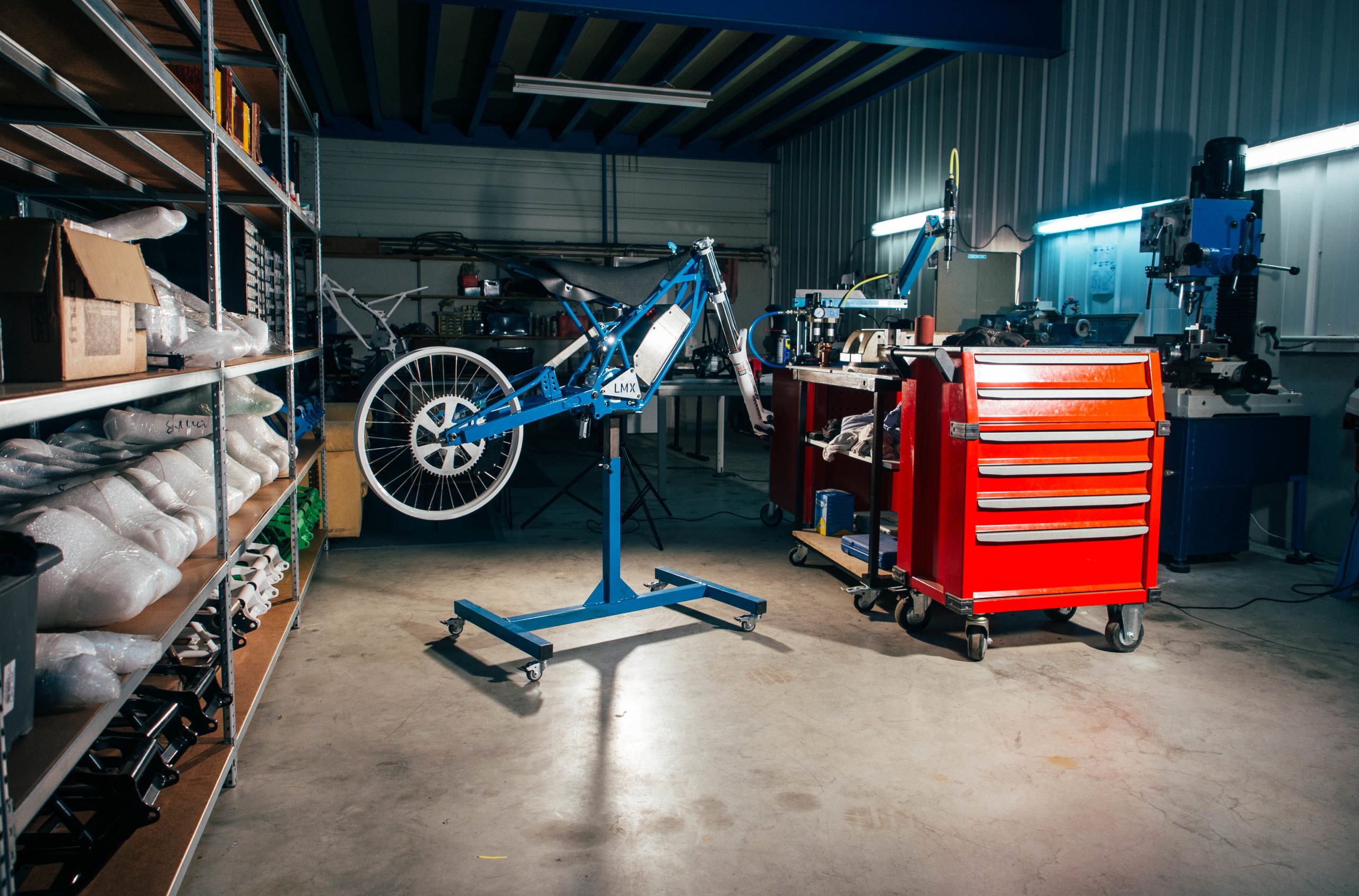 Moto électrique LMX 161 en cours de montage dans l'atelier
